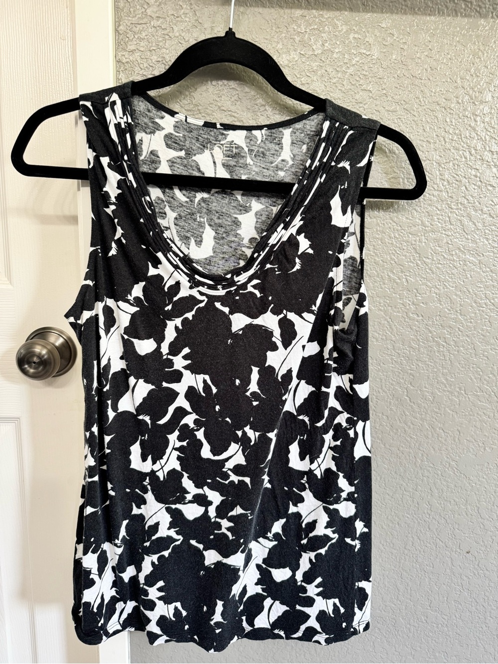Ann Taylor LOFT Floral Tank Top in Black & White Like New